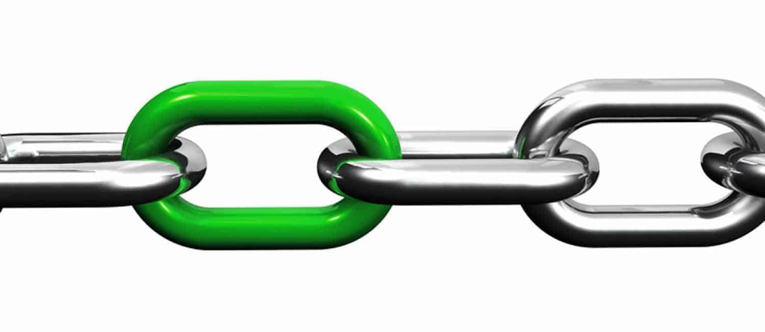 Green link in a silver chain, representing a strong backlink